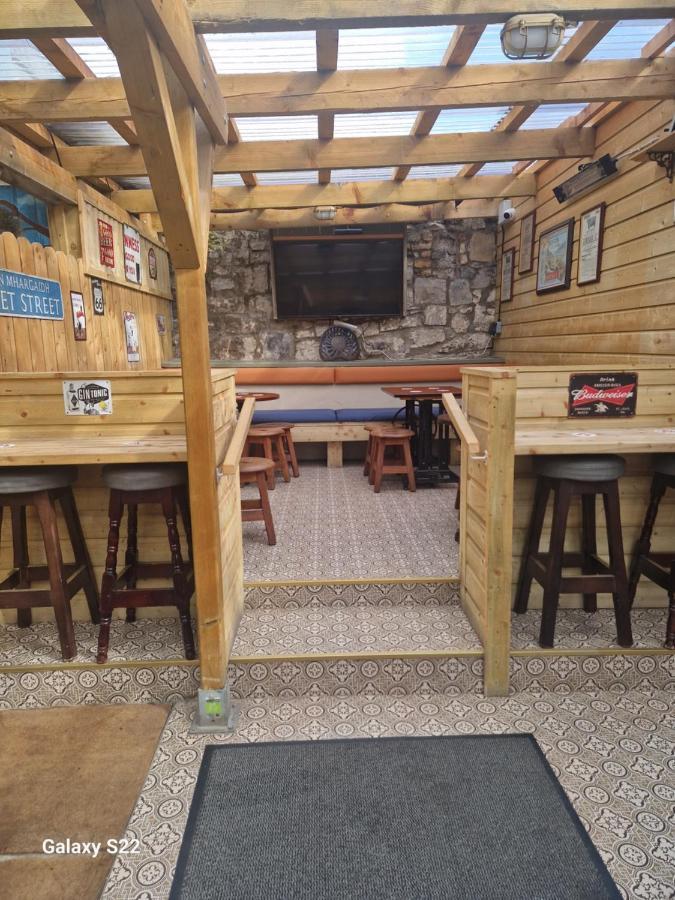 Bounty Bar Hotel Trim Kültér fotó