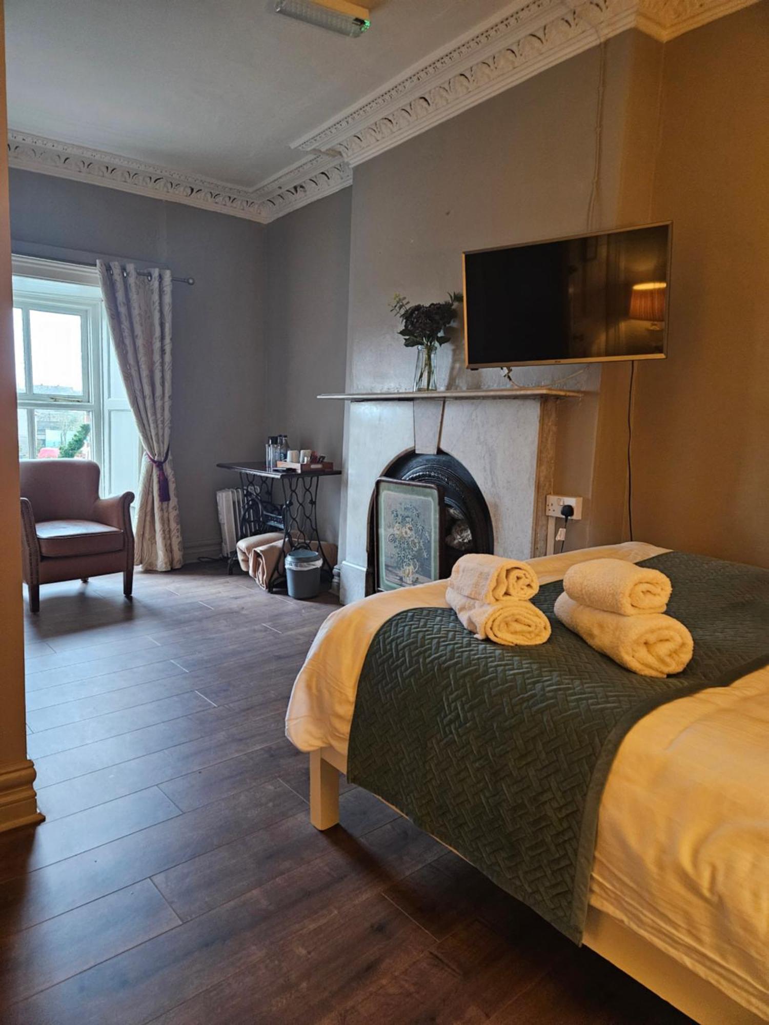 Bounty Bar Hotel Trim Kültér fotó
