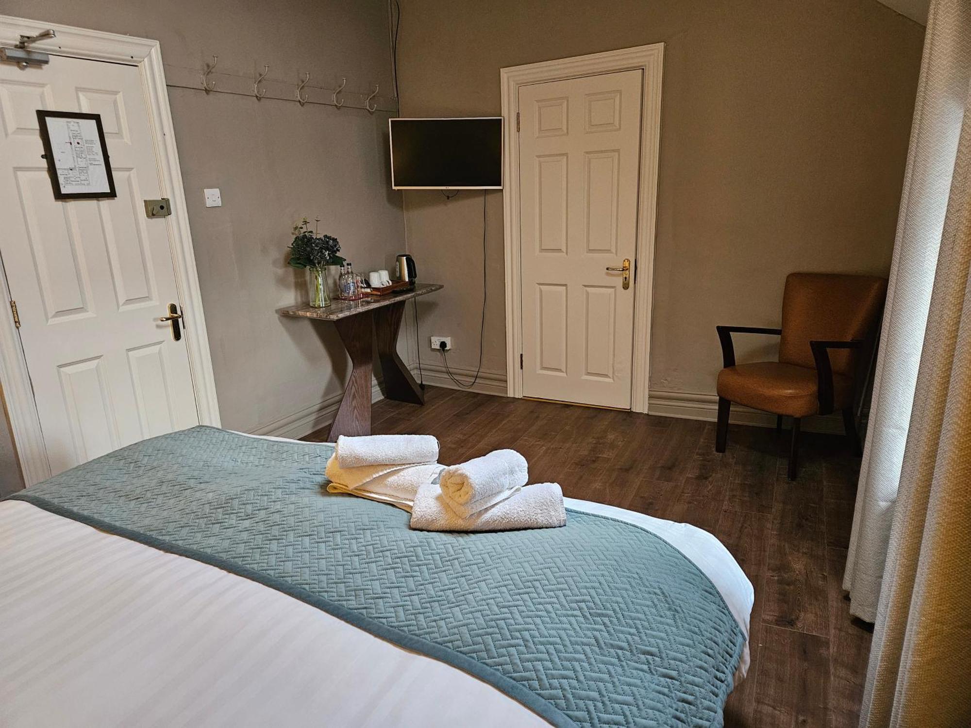 Bounty Bar Hotel Trim Kültér fotó