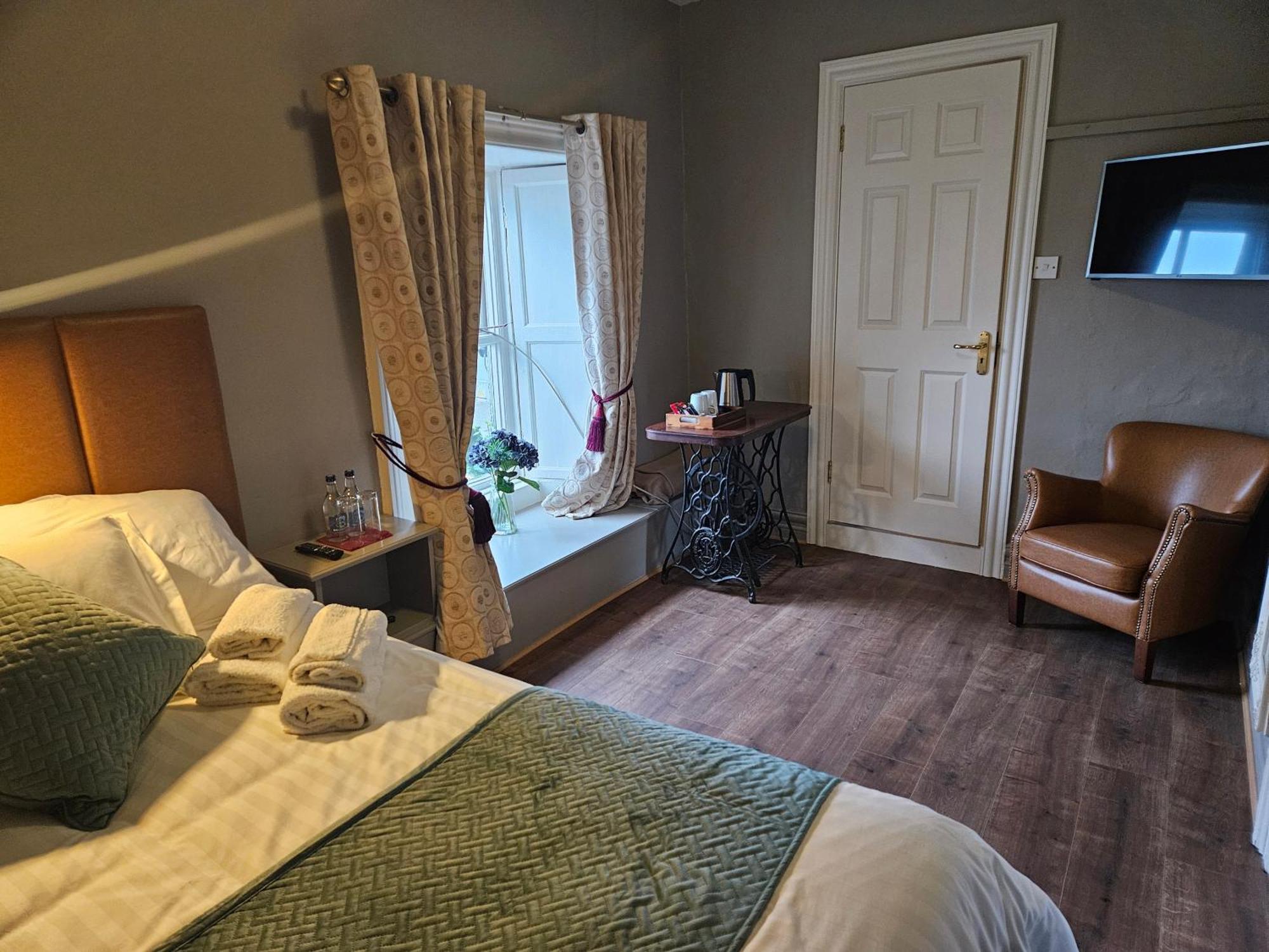 Bounty Bar Hotel Trim Kültér fotó