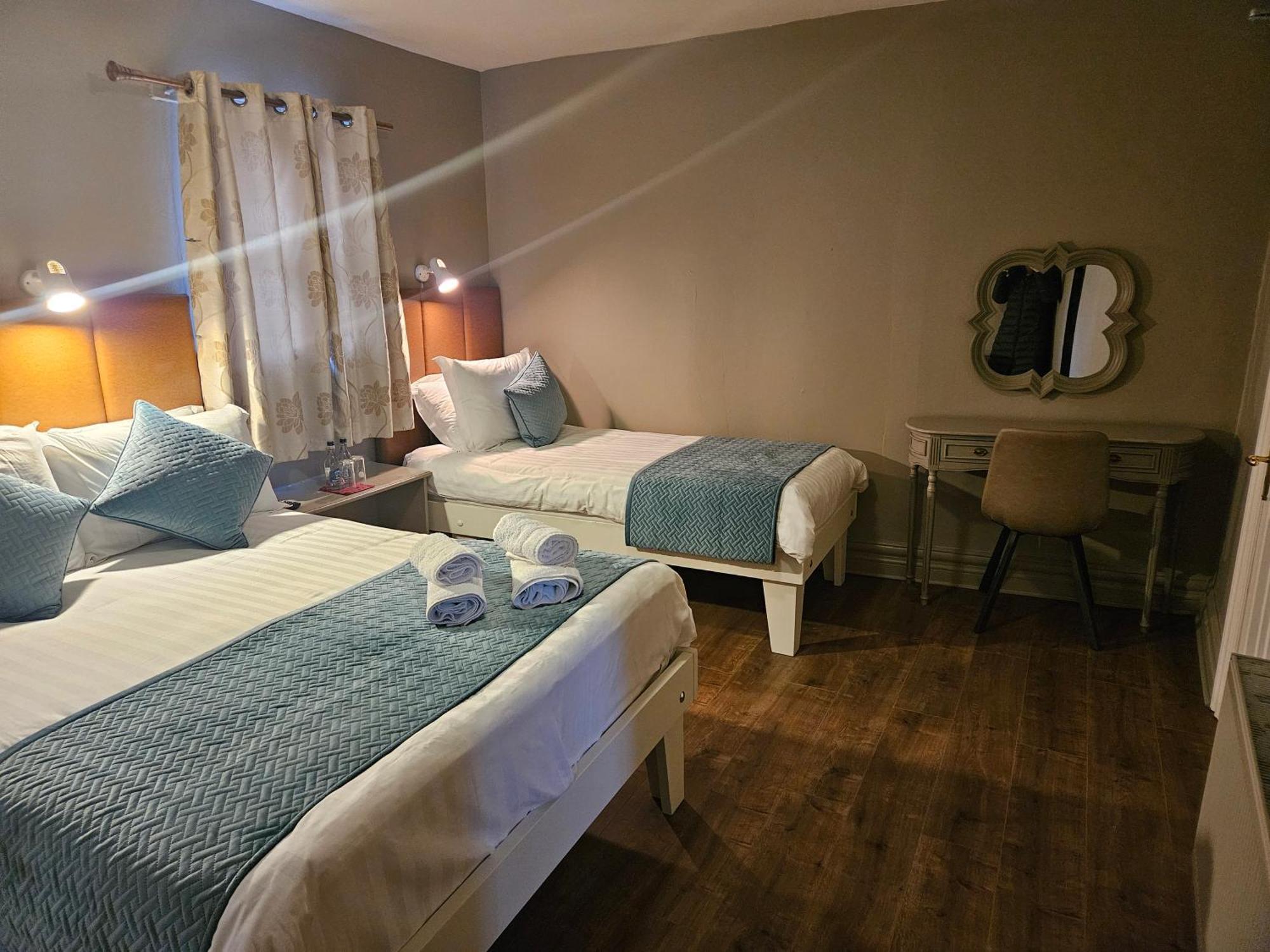 Bounty Bar Hotel Trim Kültér fotó