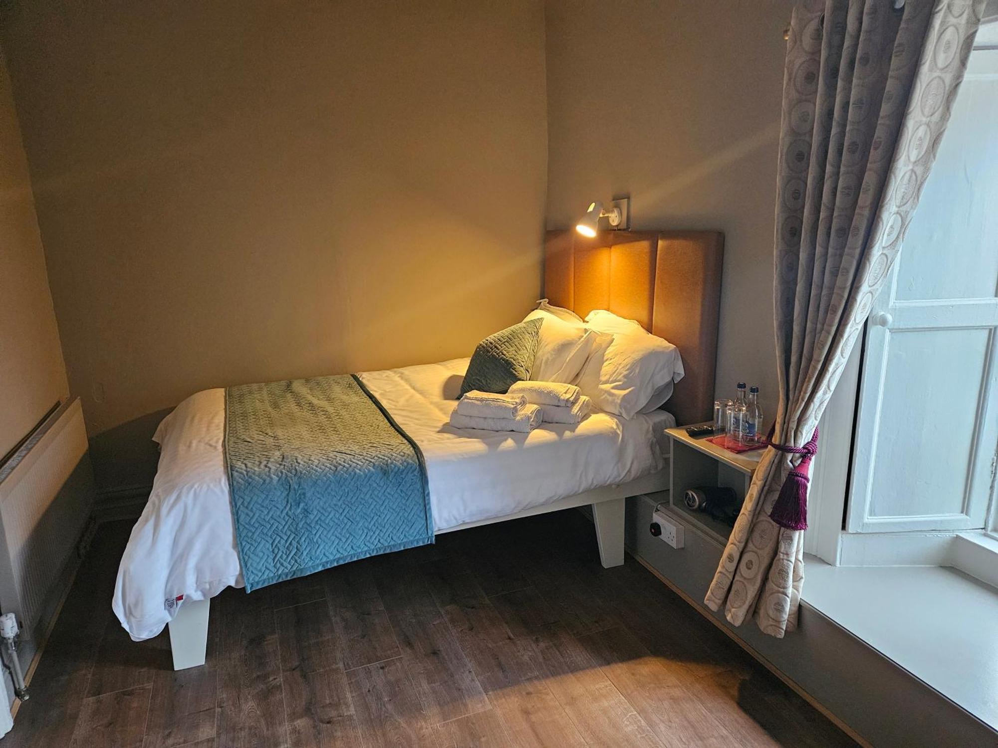 Bounty Bar Hotel Trim Kültér fotó