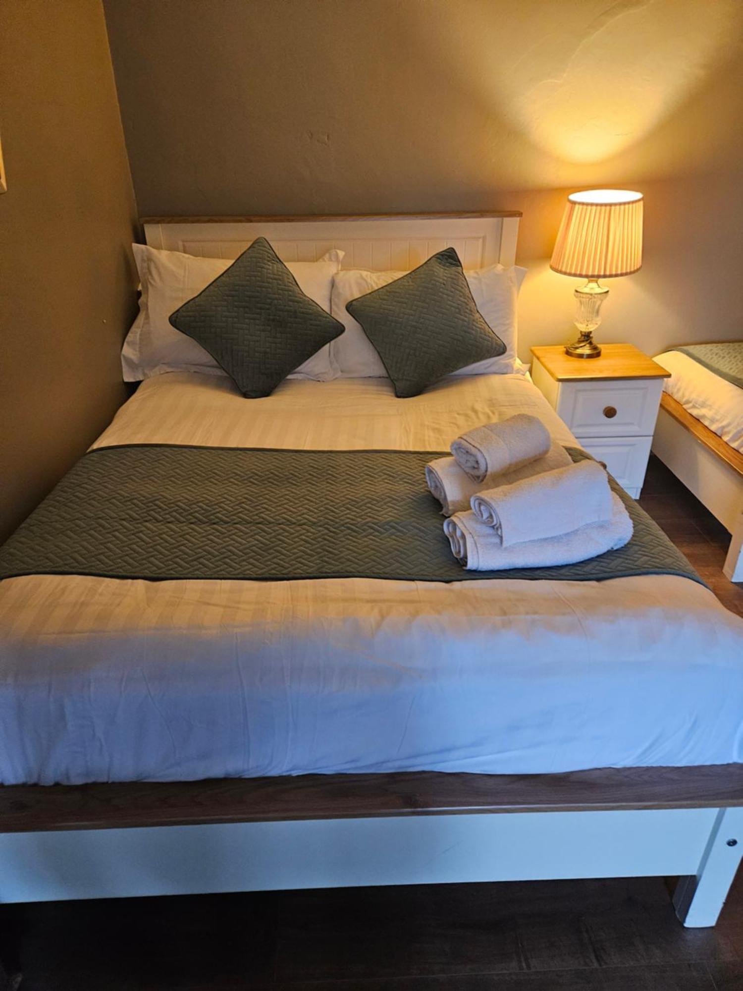 Bounty Bar Hotel Trim Kültér fotó