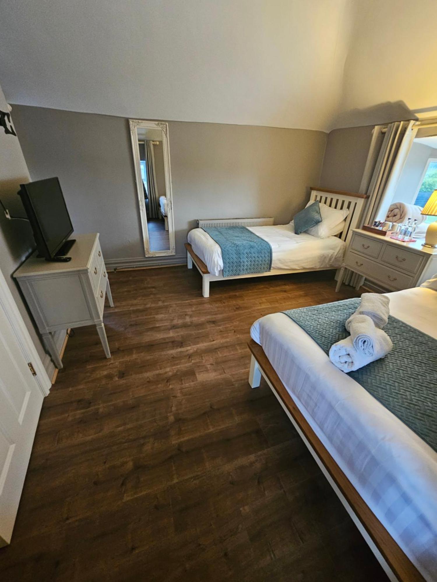 Bounty Bar Hotel Trim Kültér fotó