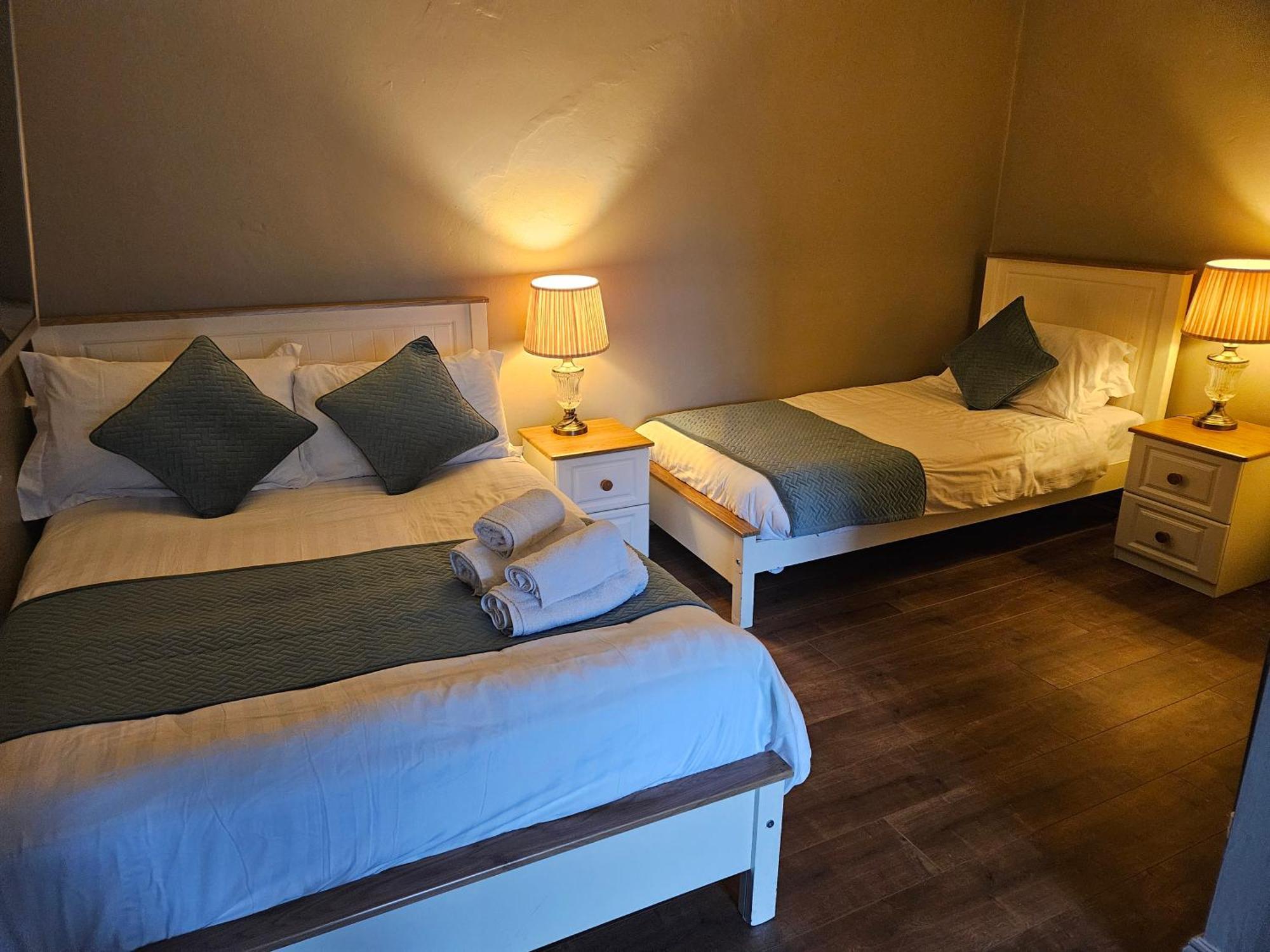 Bounty Bar Hotel Trim Kültér fotó