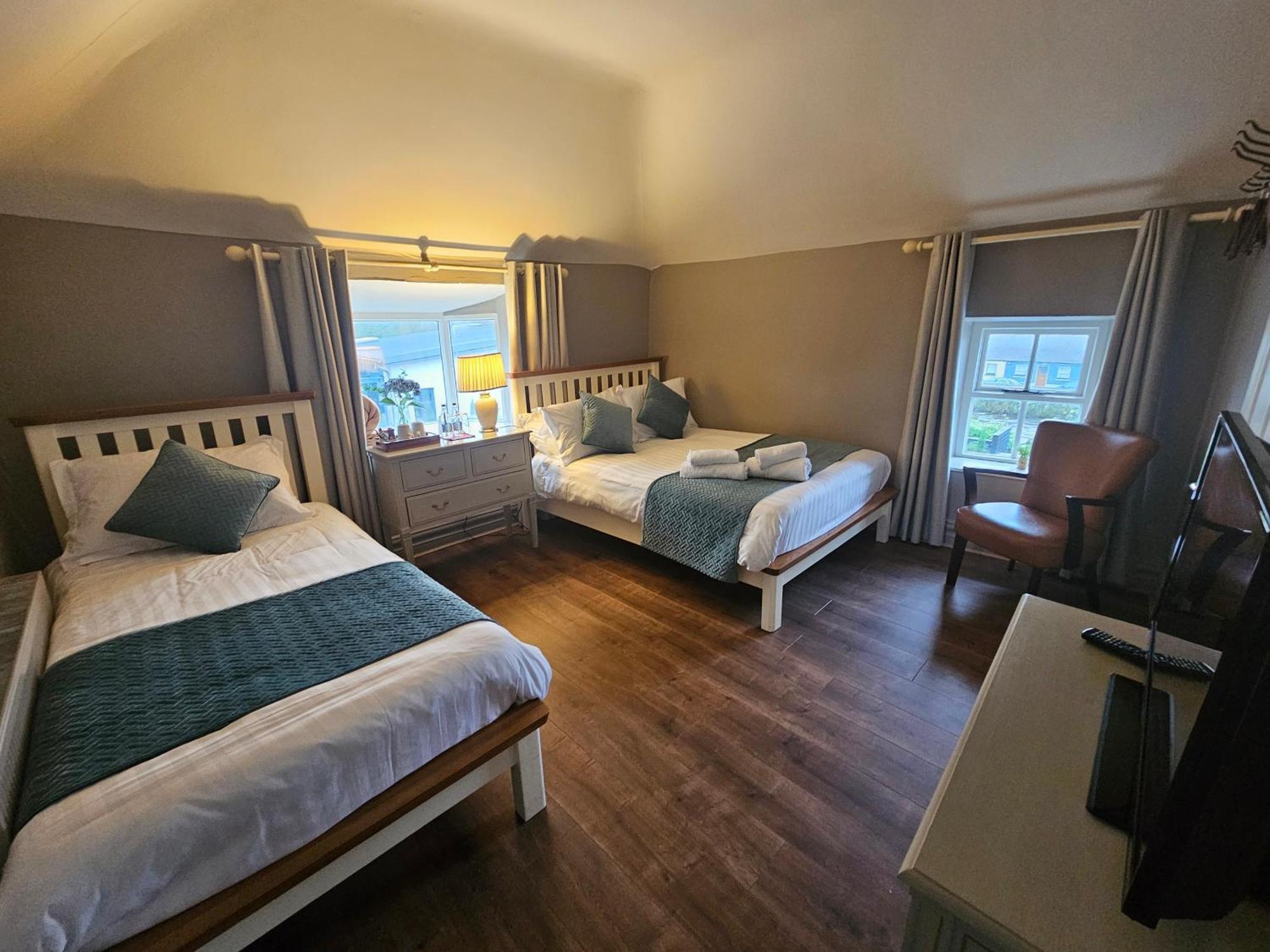 Bounty Bar Hotel Trim Kültér fotó